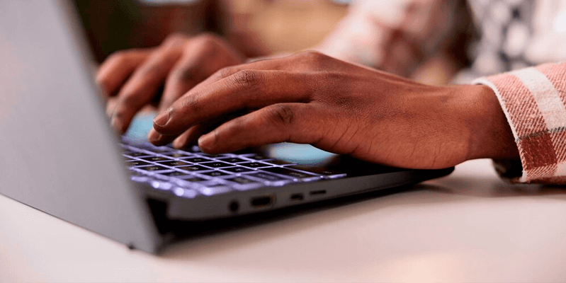 Cotovelo doendo ao digitar ou segurar objetos? Pode ser epicondilite