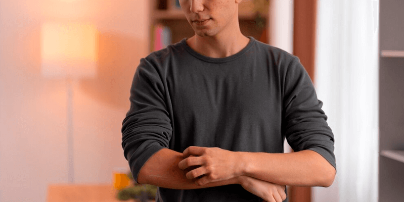 Dormência e formigamento no braço: quando o problema vem do cotovelo