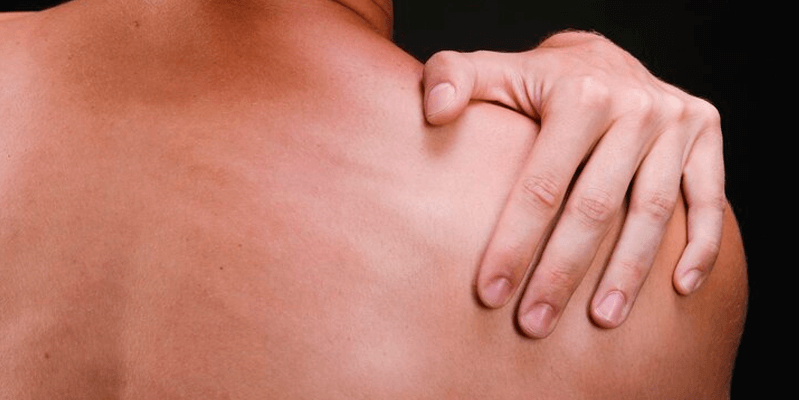 Ombro estalando ou travando? Entenda o que isso pode significar